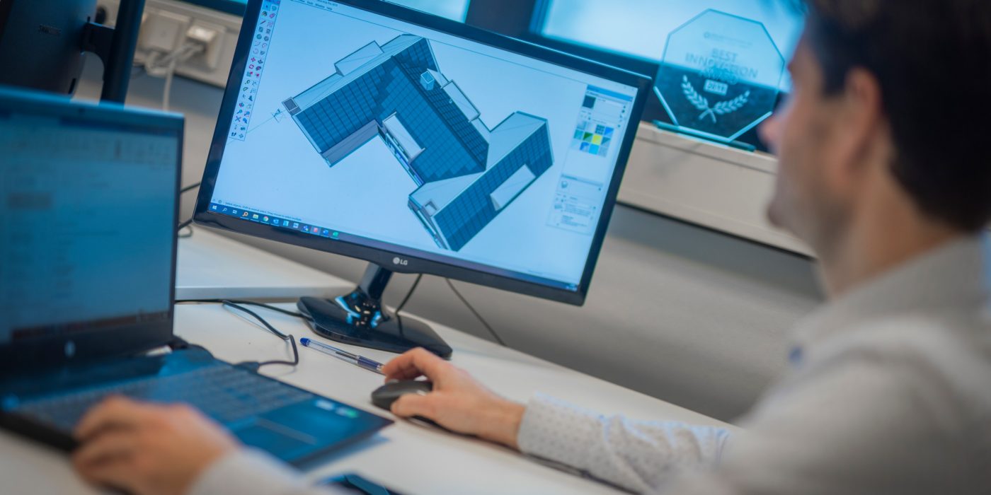 Een tevreden huiseigenaar met Wevolt Alegra 10 zonnedakpannen.