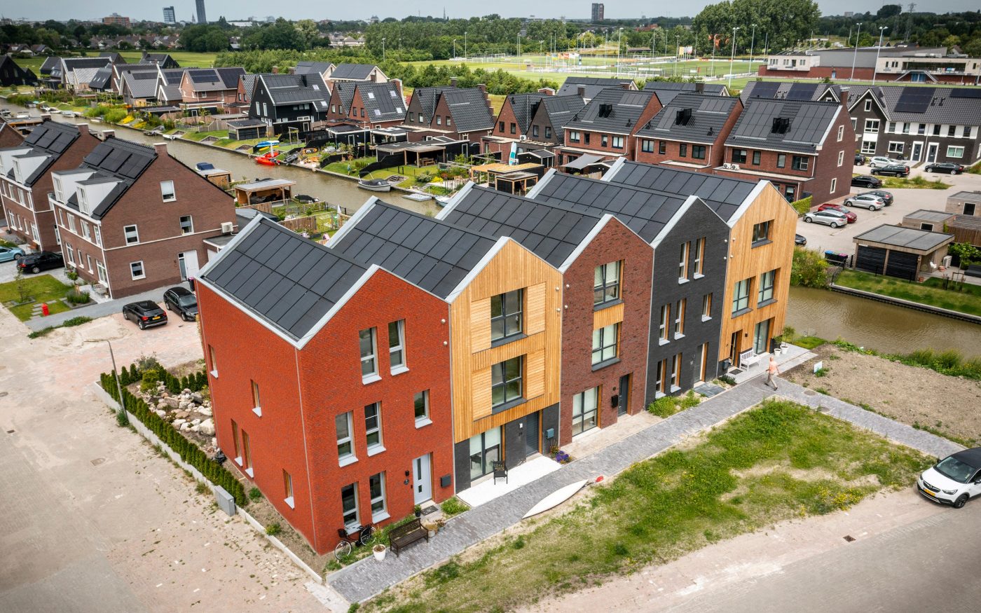 Product: ClickBrick Pure HV Blauwrood genuanceerd, Andalucia, Zwart. Aannemer: Ekowood Houses, Verhaegh Ekobouw en Bouwbedrijf Regeling. Nieuwbouwproject Ekowood Houses | Wiarda, Leeuwarden