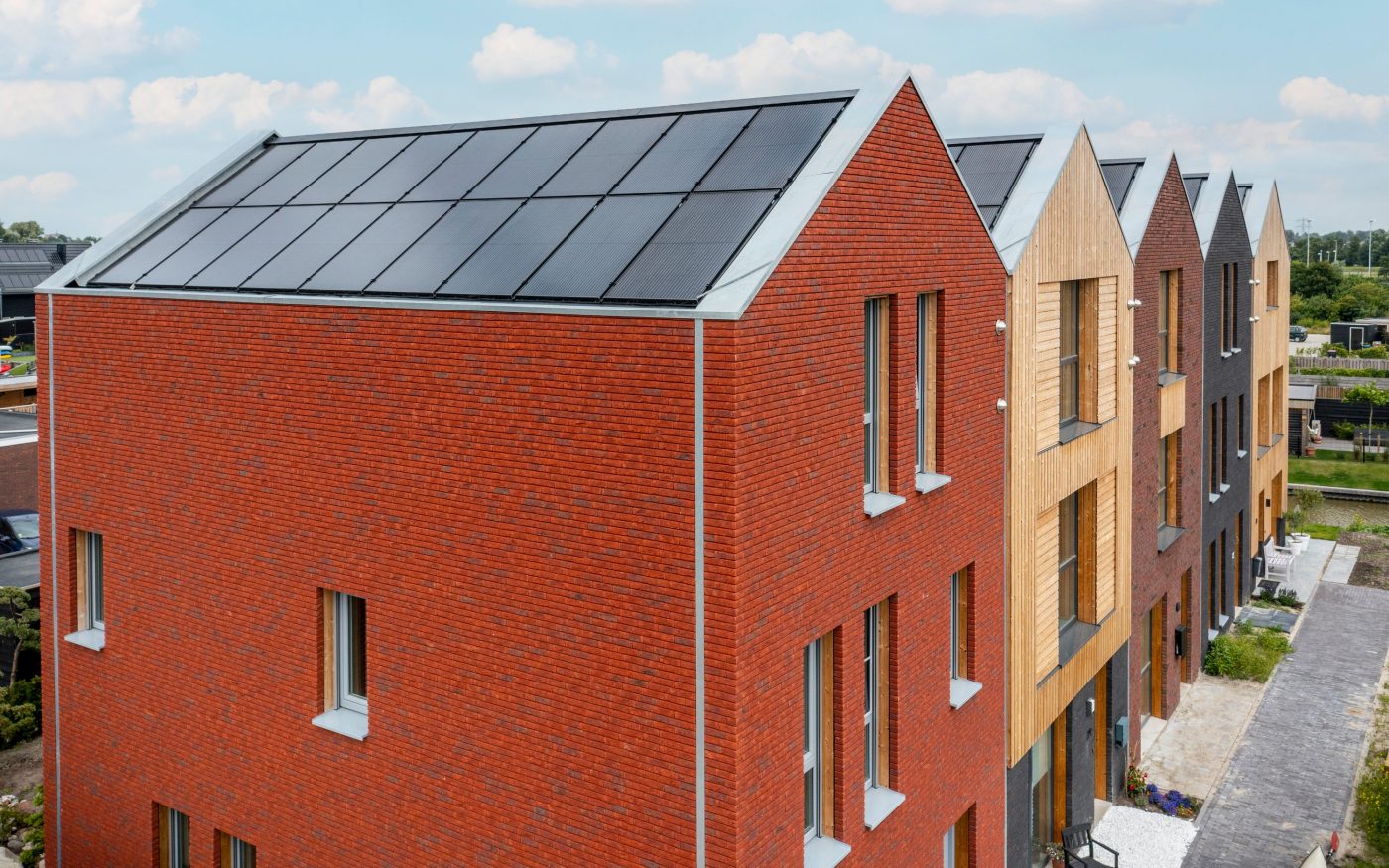 Product: ClickBrick Pure HV Blauwrood genuanceerd, Andalucia, Zwart. Aannemer: Ekowood Houses, Verhaegh Ekobouw en Bouwbedrijf Regeling. Nieuwbouwproject Ekowood Houses | Wiarda, Leeuwarden
