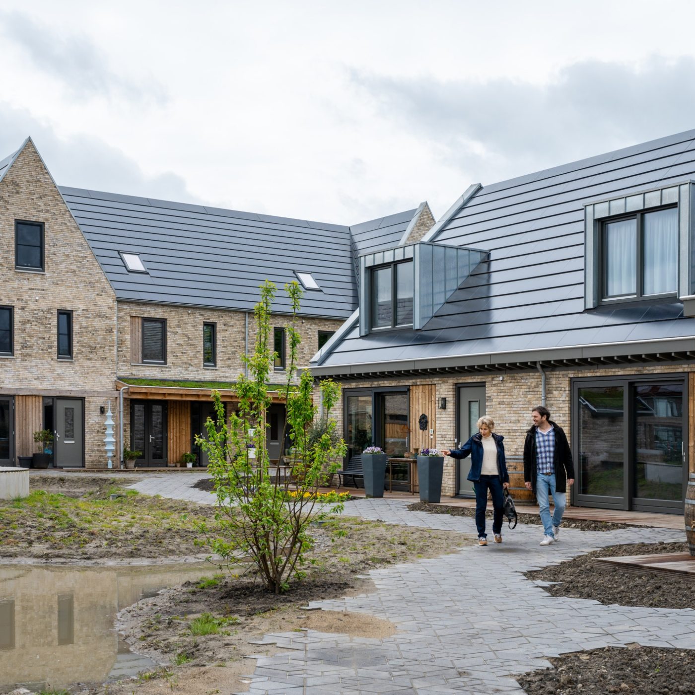 Architect: Hans Been Architecten BNA. Projectontwikkeling: KRKTR. Opdrachtgever: Gemeente Vijfheerenlanden. Realisatie: Reuvers Ontwikkeling & Bouw. Nieuwbouwproject Tuinhof in Ameide met Marziale HV ClickBrick en Wevolt X-Roof