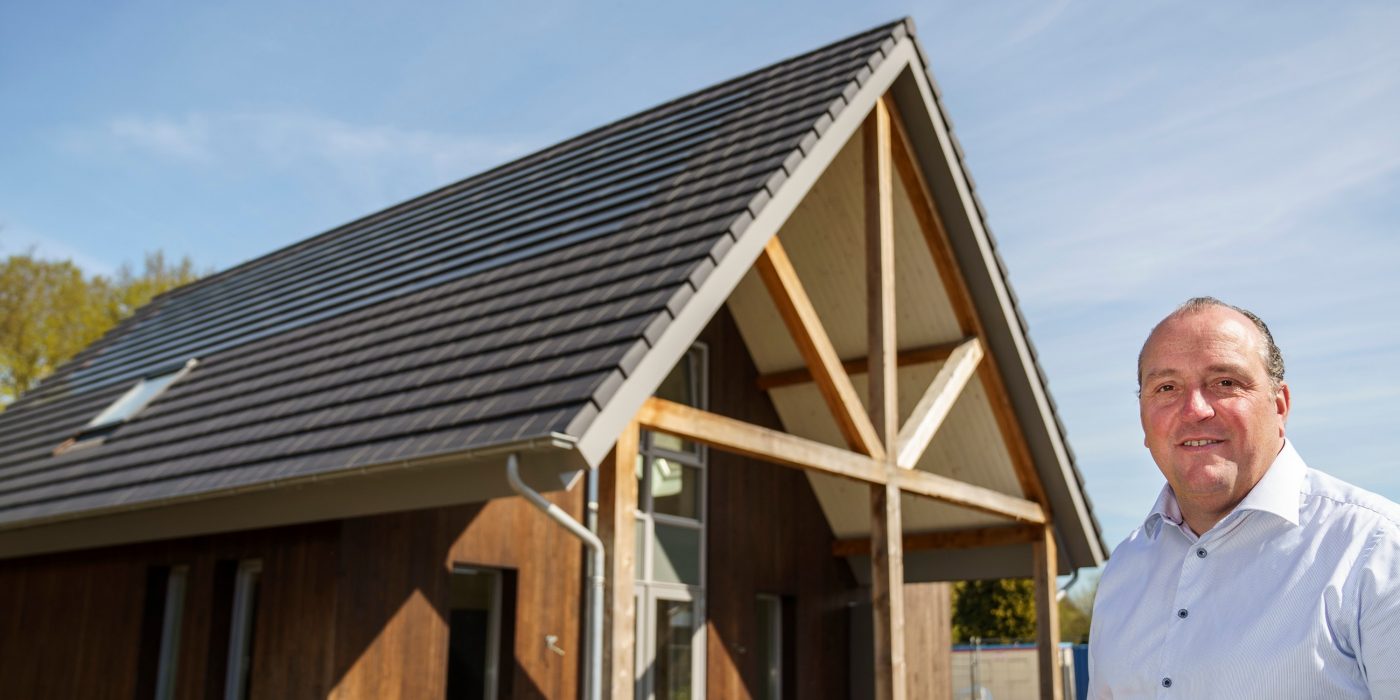 Product: Wevolt X-Tile. Architect/ontwikkelaar: Ekowood Woonconcept. Client: Brummelhuis Projecten. Aannemer: Verhaegh Bouwbedrijf, Grashoek. Installateur: Lucius.nu, Boxtel. Nieuwbouw vrijstaande woning met Wevolt X-Tile | Weidebos, Helden