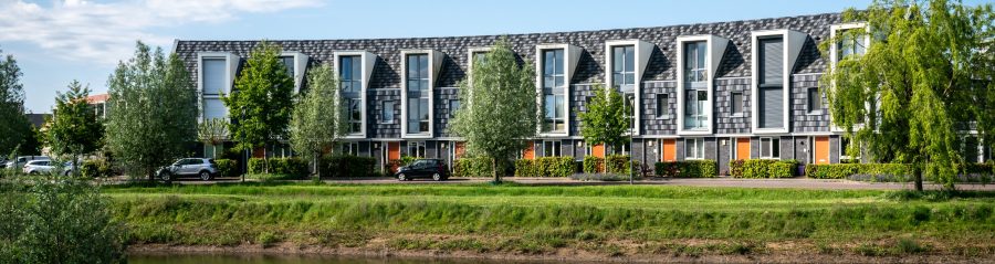 Nieuwbouw geschakelde woningen met dakpan Domino, Lent