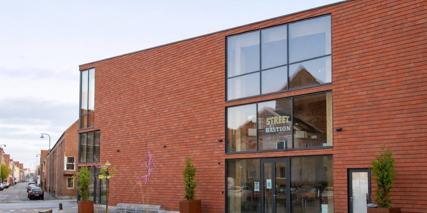 Indoor skate park Fredericia Street Bastion | Motio oak brown wire cut L-profiel | Norgesgade 46A, Denemarken