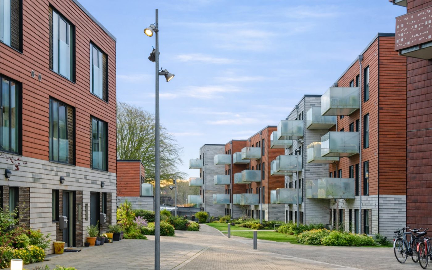 Woonwijk Motio sand white smooth L-profiel and Motio oak brown smooth L-profiel | Roskilde Denemarken