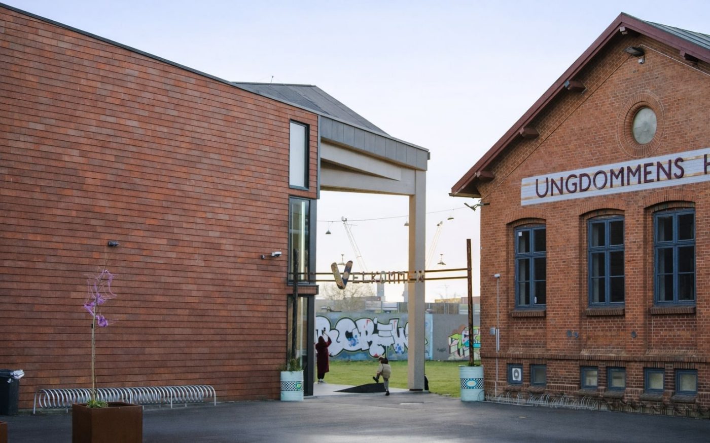 Indoor skate park Fredericia Street Bastion | Motio oak brown wire cut L-profiel | Norgesgade 46A, Denemarken