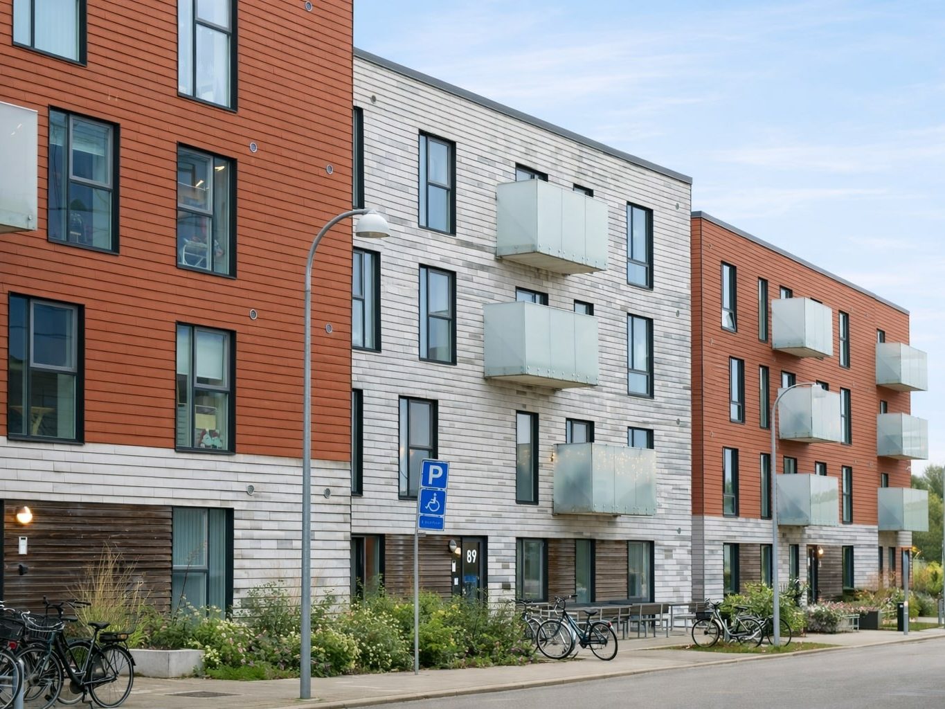 Woonwijk Motio sand white smooth L-profiel and Motio oak brown smooth L-profiel | Roskilde Denemarken