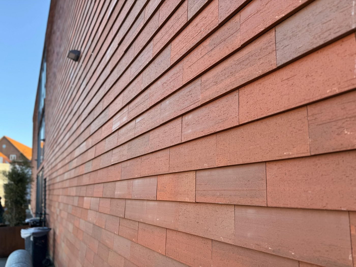 Indoor skate park Fredericia Street Bastion | Motio oak brown wire cut L-profiel | Norgesgade 46A, Denemarken