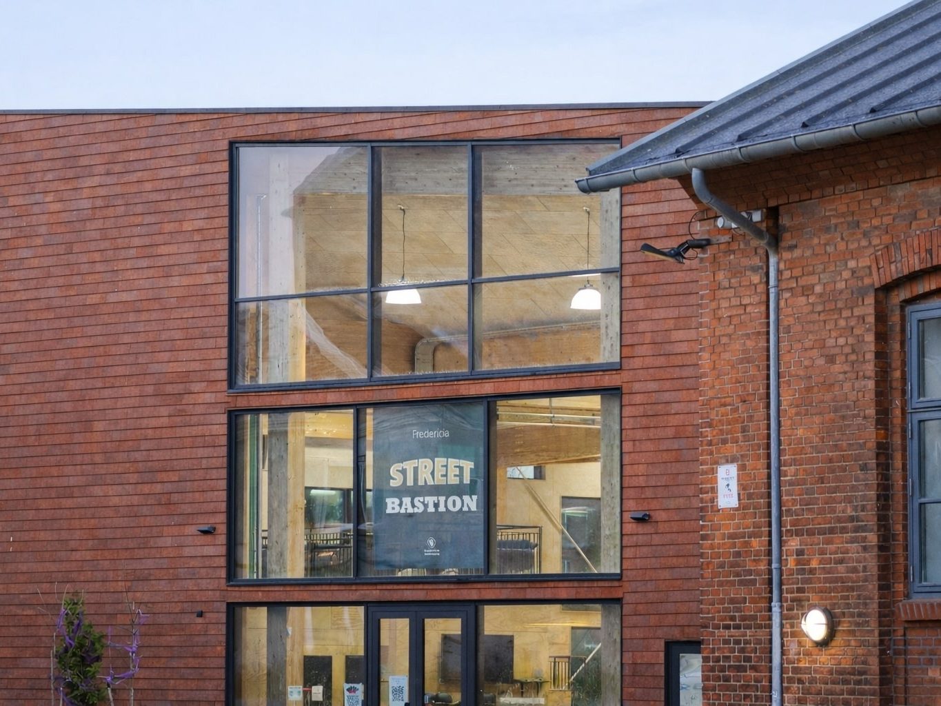 Indoor skate park Fredericia Street Bastion | Motio oak brown wire cut L-profiel | Norgesgade 46A, Denemarken