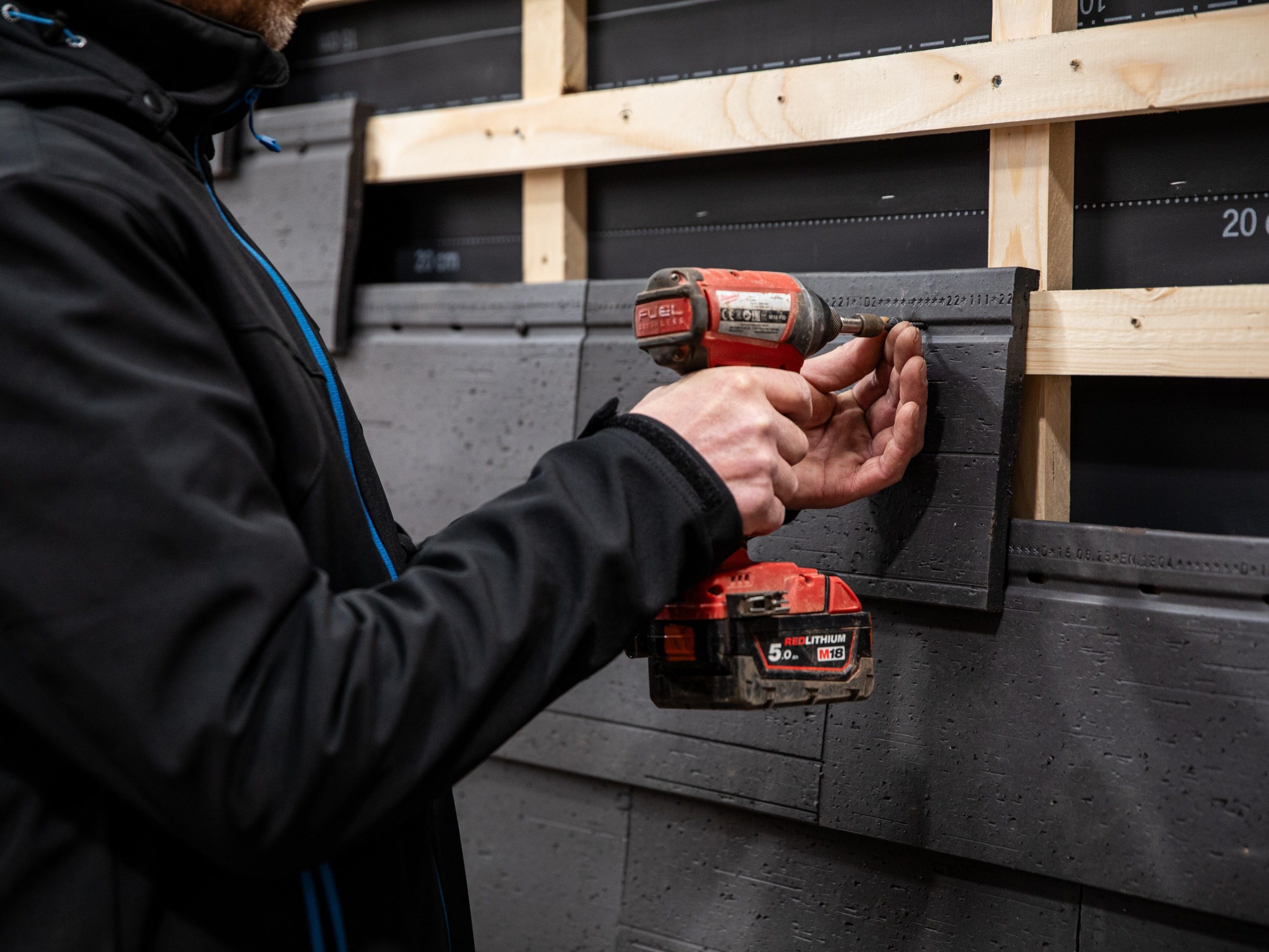 Installatie van de Motio basalt matt wire cut L-profiel