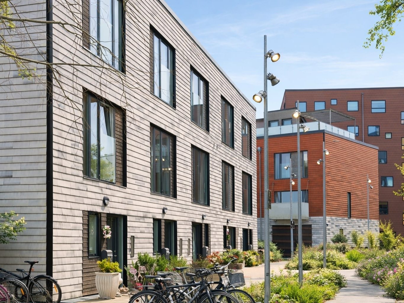 Woonwijk Motio sand white smooth L-profiel and Motio oak brown smooth L-profiel | Roskilde Denemarken