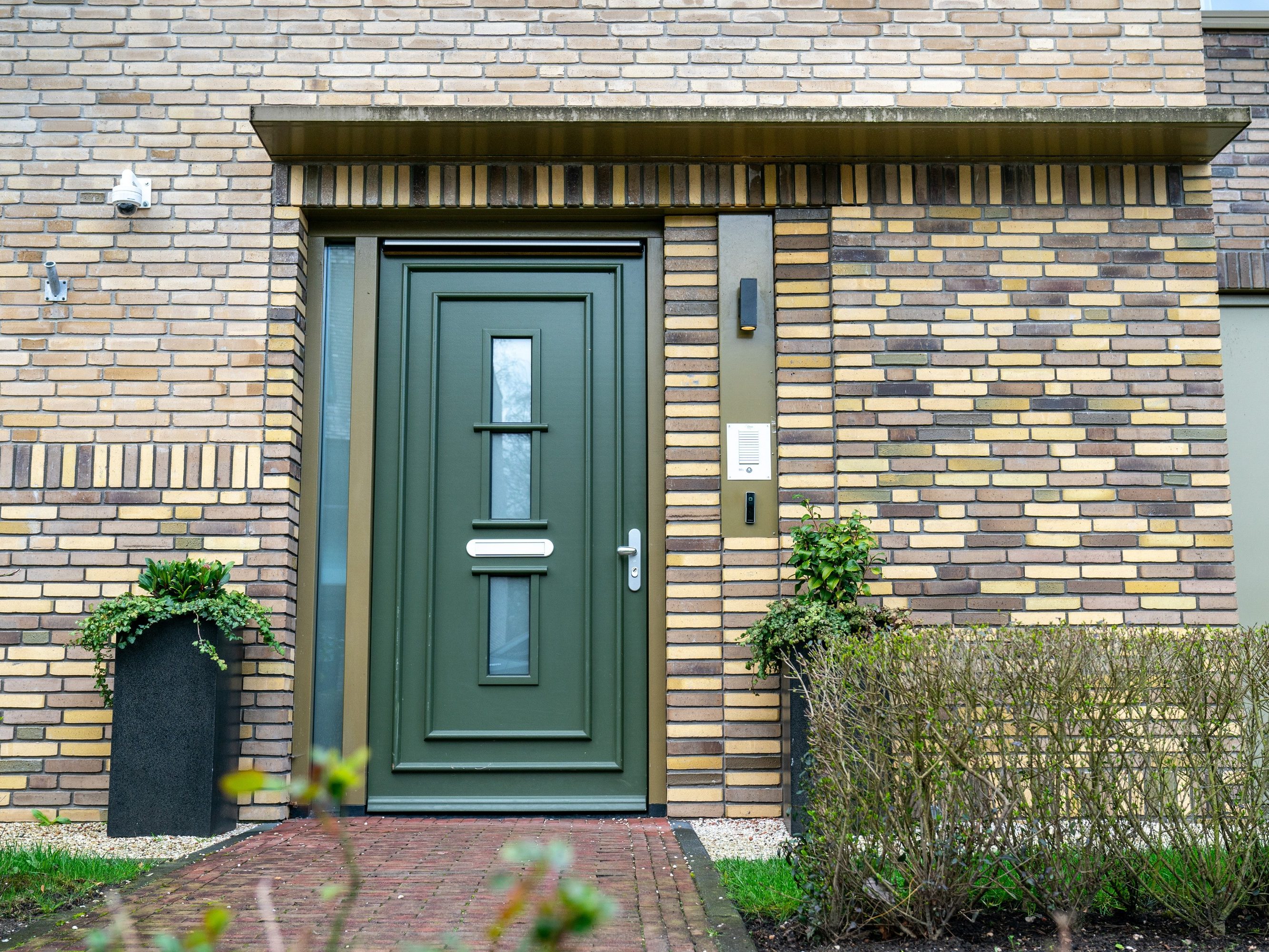 Gevelstenen: Hoornbloem WS WF en Teunisbloem WS WF. Architect: Evelien van Veen, Van Veen Architecten. Opdrachtgever: Vitaal Zorgvast. Aannemer: BAM Wonen. Belegger: Apollo Vastgoed. Nieuwbouw innovatief woonzorgconcept | Hofje Wendakker, Heerde