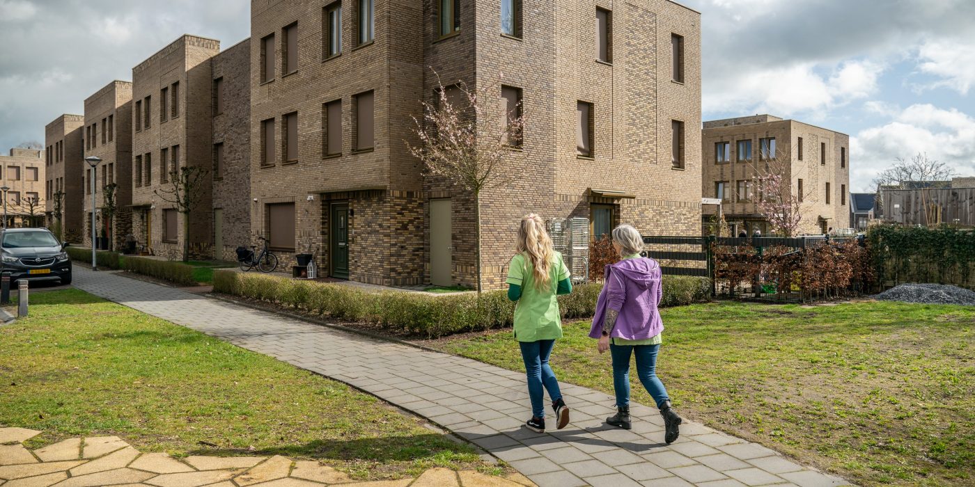 Gevelstenen: Hoornbloem WS WF en Teunisbloem WS WF. Architect: Evelien van Veen, Van Veen Architecten. Opdrachtgever: Vitaal Zorgvast. Aannemer: BAM Wonen. Belegger: Apollo Vastgoed. Nieuwbouw innovatief woonzorgconcept | Hofje Wendakker, Heerde