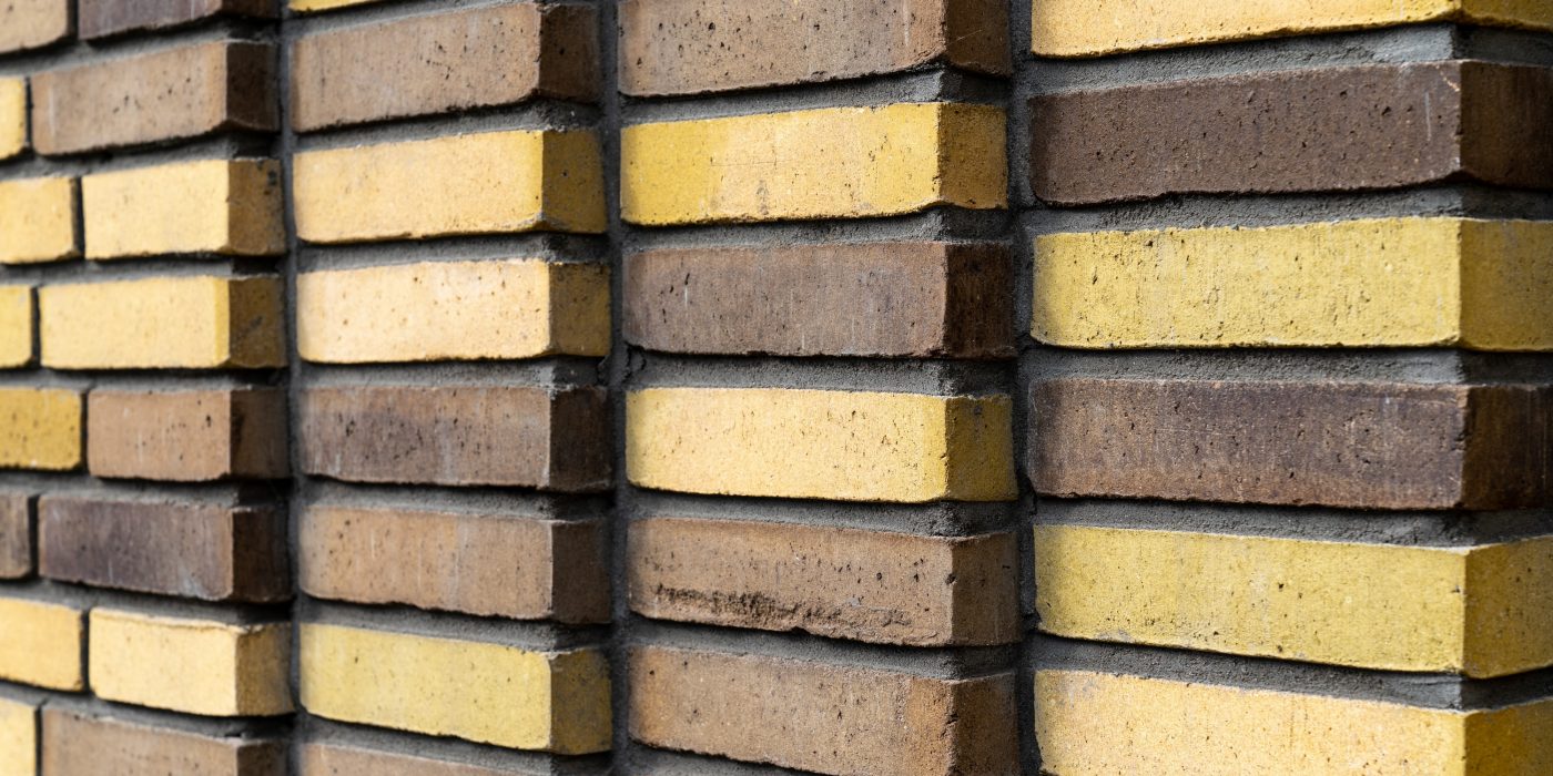 Gevelstenen: Hoornbloem WS WF en Teunisbloem WS WF. Architect: Evelien van Veen, Van Veen Architecten. Opdrachtgever: Vitaal Zorgvast. Aannemer: BAM Wonen. Belegger: Apollo Vastgoed. Nieuwbouw innovatief woonzorgconcept | Hofje Wendakker, Heerde