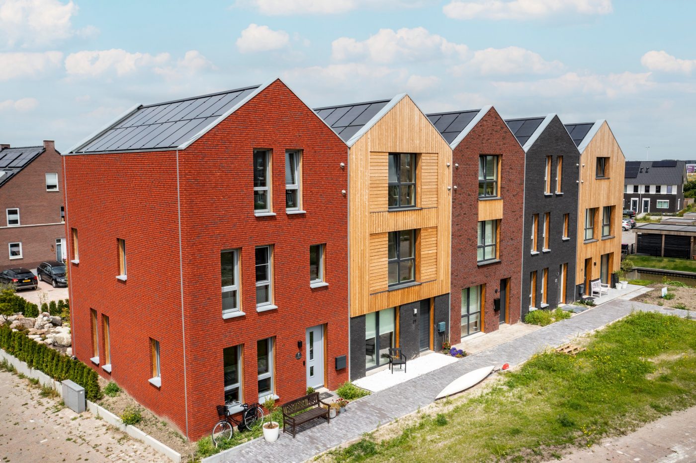 Product: ClickBrick Pure HV Blauwrood genuanceerd, Andalucia, Zwart. Aannemer: Ekowood Houses, Verhaegh Ekobouw en Bouwbedrijf Regeling. Nieuwbouwproject Ekowood Houses | Wiarda, Leeuwarden