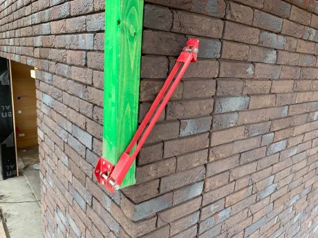 Installatie van ClickBrick Pure - Aanzicht hoekdilatatie met optopklem