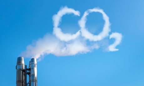 Rook van een schoorsteen met CO2 in de lucht