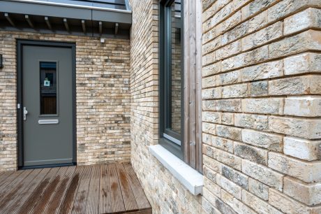 Architect: Hans Been Architecten BNA. Projectontwikkeling: KRKTR. Opdrachtgever: Gemeente Vijfheerenlanden. Realisatie: Reuvers Ontwikkeling & Bouw. Nieuwbouwproject Tuinhof in Ameide met Marziale HV ClickBrick en Wevolt X-Roof