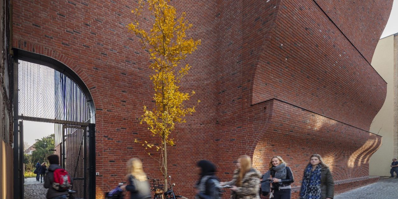 Nieuwbouw Sportcomplex, Violenstraat, Groningen | Gevelbakstenen: Flamenco VB WF mix  |  Opdrachtgever: Dienst OCSW en Gemeente Groningen | Architect: Architectenbureau Marlies Rohmer | Constructeur: BREED integrated design | Aannemer:  Brands Bouwgroep | Installatieadviseur: E&B engineering | Oplevering: 2014