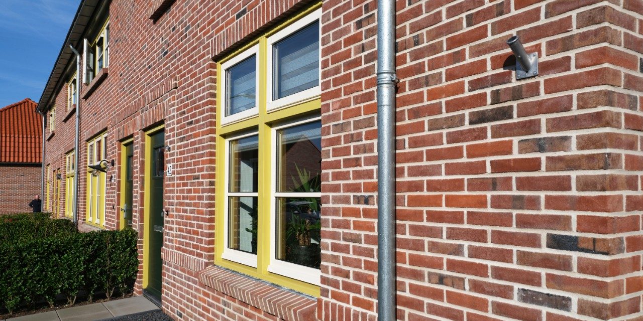 Renovatie 50 woningen | Kolkakkerweg, Ede | Gevelbaksteen: Rood Kolengestookt VB RE | Architect: OpZoom Architecten | Aannemer: KlokGroep Totaalonderhoud | Opdrachtgever: Woningcorporatie Woonstede