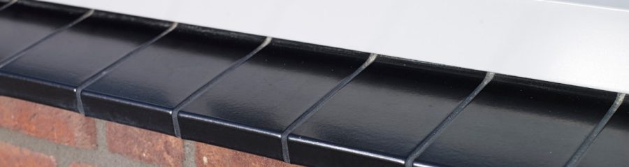 Nieuwbouw raamdorpels tussenwoningen, Heel. Terca keramische, zwarte raamdorpels.