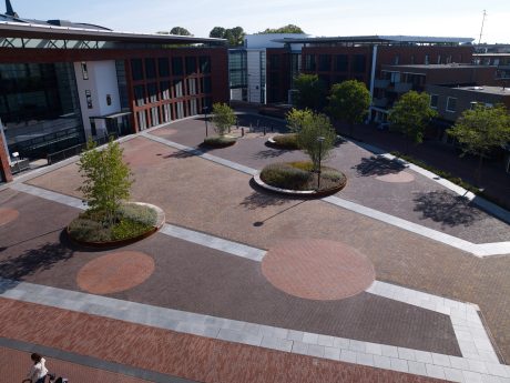 Herontwikkeling, Europaplein, Rijssen | Straatbakstenen: Porto WF, Auraton WF en Westfalen KK (project specifiek) | Architect: Gemeente Rijssen-Holten en Steggink Infra, Reutum | Opdrachtgever: Gemeente Rijssen-Holten | Aannemer: Reko Raalte | Realisatie: 2018