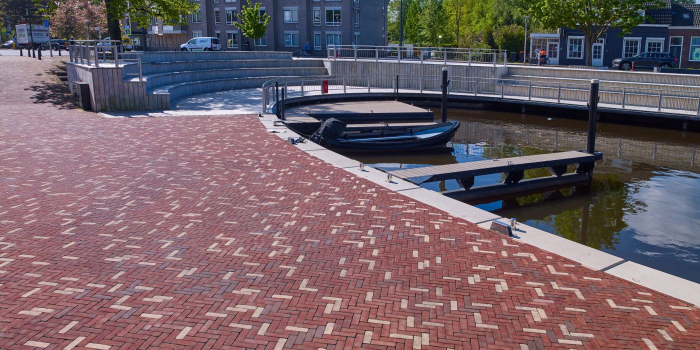 Inspire! 01-2019 project Jachthaven, Steenbergen. Opdrachtever: Gemeente Steenbergen. Ontwerp/Architect: Kragten, 's-Hertogenbosch. Aannemer: KWS Infra, Roosendaal; Aquavia, Sas van Gent. Jaar van realisatie: 2016. Straatbakstenen: Padova KK80 en Mix: Padova en Siena DF