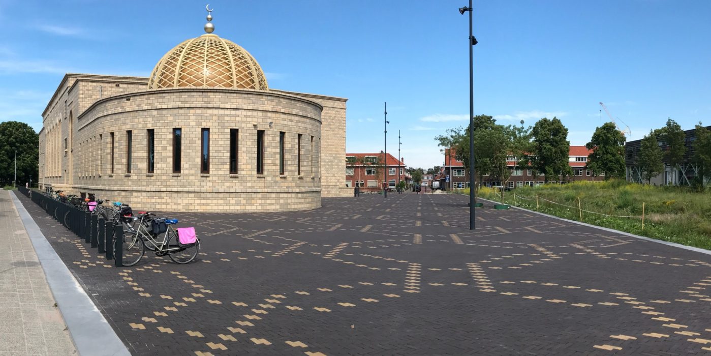 Nero en Brons Wasserstrich DF. Opdrachtgever: Gemeente Leiden. Ontwerp: Delva Landscape Architects. Ter Haarplein bij Isalmitisch Centrum Alhijra | Leiden