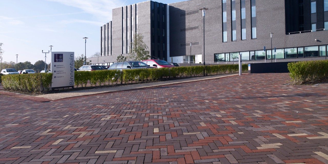 Ontwikkeling buitenruimte dienstverleningscentrum, Rucphen | Straatbakstenen mix: Nero, Omber, Paviona en Siena DF | Architect: Elings Landschap B.V., Heeswijk-Dinther | Opdrachtgever: Gemeente Rucphen | Aannemer: Van Esch, Berkel-Enschot | Jaar van realisatie: 2012