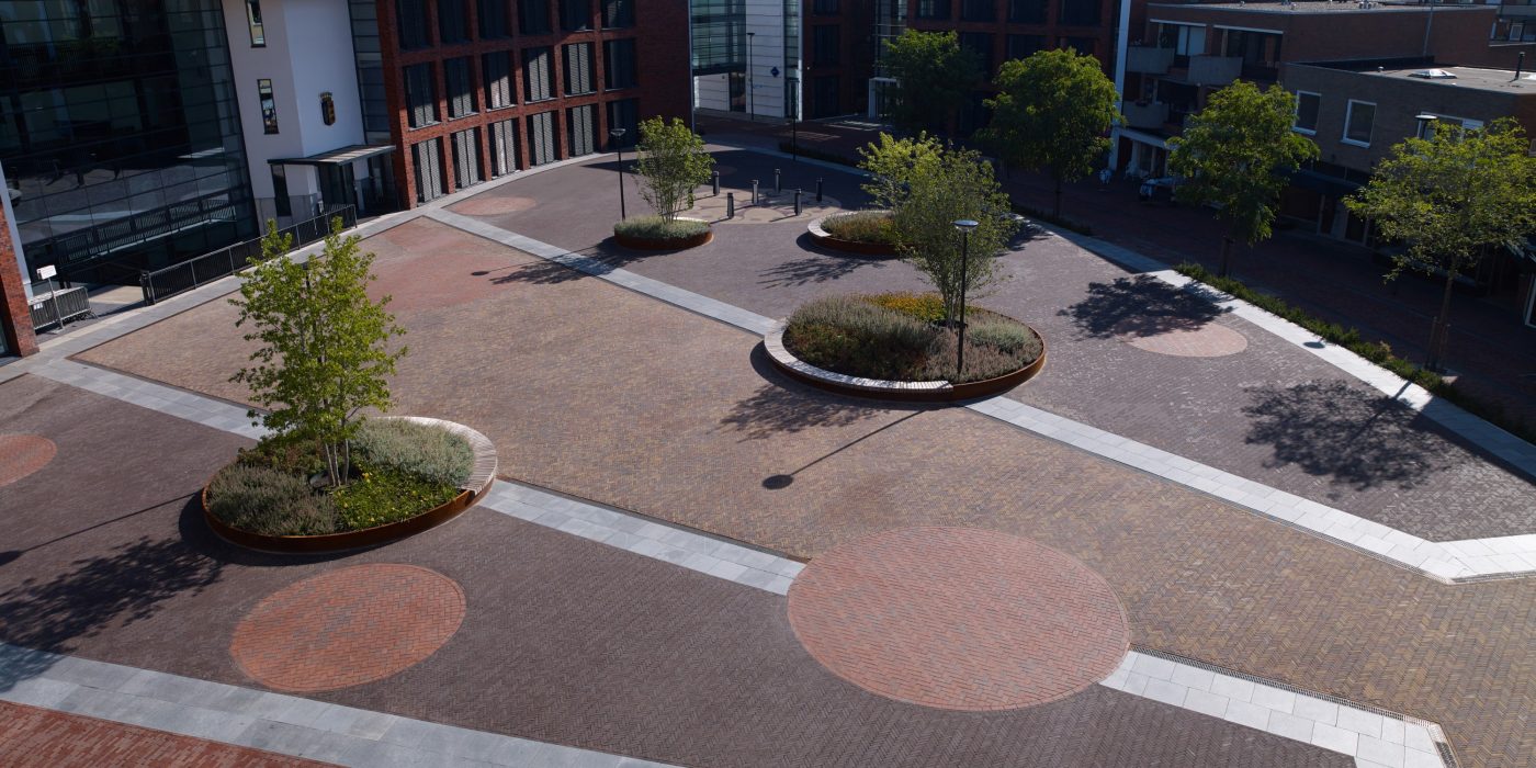 Herontwikkeling, Europaplein, Rijssen | Straatbakstenen: Porto WF, Auraton WF en Westfalen KK (project specifiek) | Architect: Gemeente Rijssen-Holten en Steggink Infra, Reutum | Opdrachtgever: Gemeente Rijssen-Holten | Aannemer: Reko Raalte | Realisatie: 2018