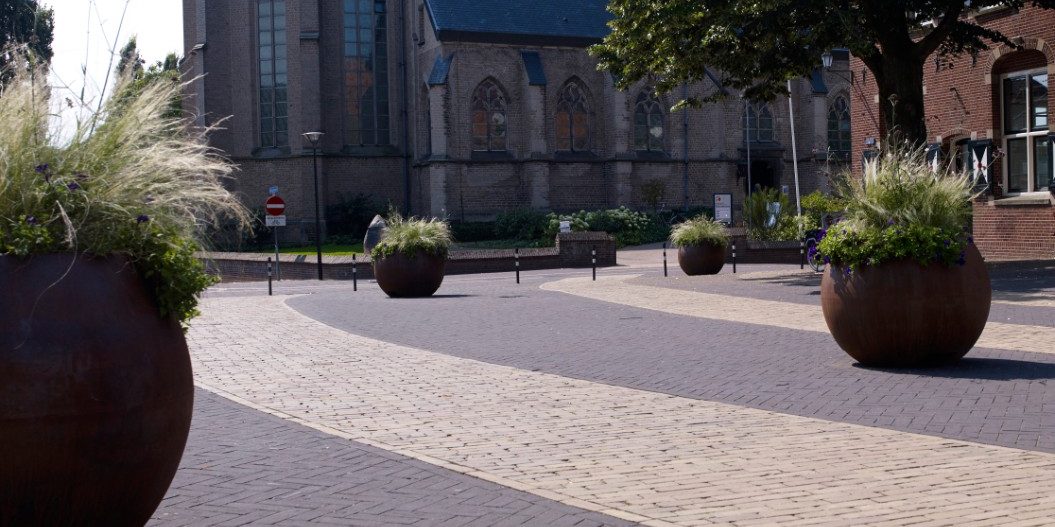 Herinrichting, centrumplan, Aalten | Straatbakstenen: Nero DF en Hemelsblauw geglazuurd | Architect: Gemeente Aalten en de Hofmeesters, Aalten | Opdrachtgever: Gemeente Aalten | Aannemers: Dusseldorp Infra, Hoornstra, Reef B.v., Hoftijzer Aannemingsbedrijf en NTP Iinfra | Jaar van realisatie: 2013-2015