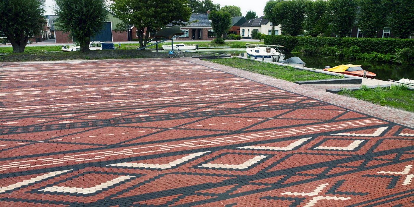 Maritiem Mozaïek | Havengebied, Stedum | Straatbakstenen: Paviona, Nero en Siena WF (tapijt), Padova KK80 (rijbaan) en Padova DF (looppad) | Architect: MD Landschapsarchitecten, Haren | Opdrachtgever: Gemeente Loppersum | Aannemer: Elzinga, Uithuizermeeden | Realisatie: 2018
