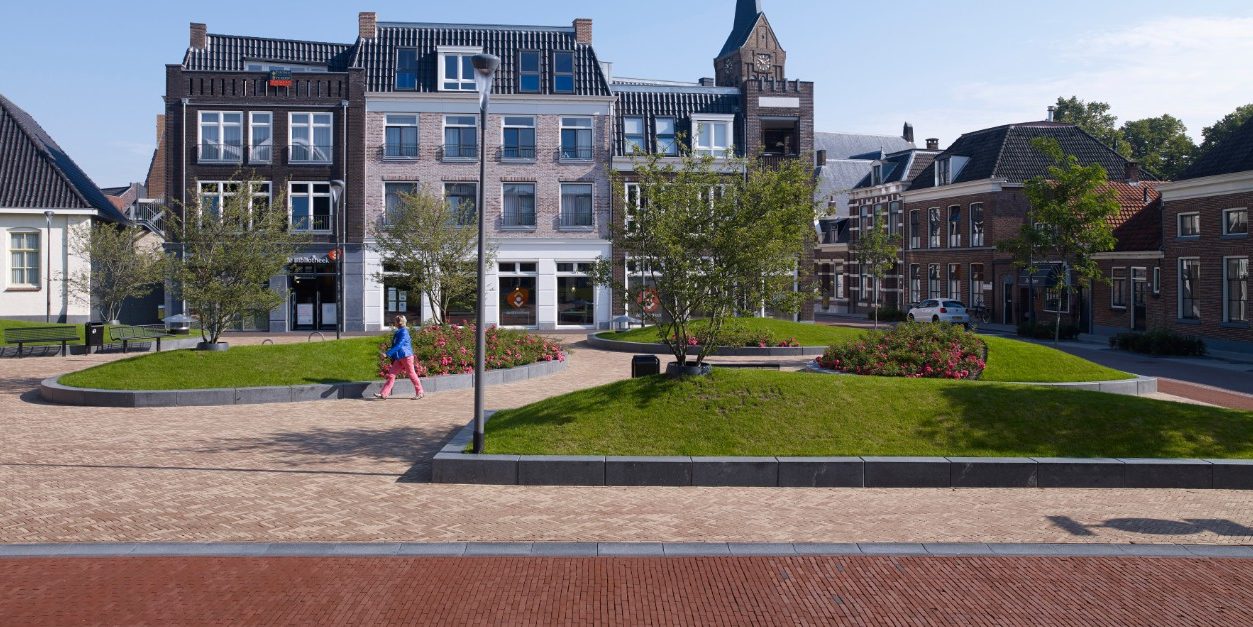 Herontwikkeling Plan Tusveld | Rijssen-Holten | Straatbakstenen: Siena, Nero WF en Paviona WF en DF | Architect: Ingenieursbureau Gemeente Rijssen-Holten | Opdrachtgever: Gemeente Rijssen-Holten | Aannemer: Netters Infra, Enschede | Jaar van realisatie: 2015