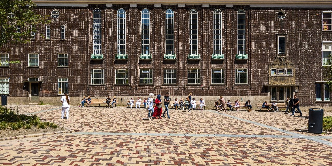 Herinrichting, Erasmus MC, Rotterdam | Straatbakstenen: Mastiek, Omber, Paviona en Siena DF | Architect: Juurlink [+] Geluk BNSP, Rotterdam en Amsterdam | Opdrachtgever: Gemeente Rotterdam en Erasmus Medisch Centrum | Aannemer: Van Dijk Maasland B.V., Maasland - Van den Heuvel, Aannemingsbedrijf B.V., Heesch | Jaar van realisatie: 2017-2018