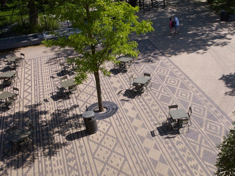 Herinrichting Artisplein, Amsterdam | Straatbakstenen: Brons VB DF en Nero WS en VB DF | Architect: Landschapsarchitect Michael van Gessel, Amsterdam | Opdrachtgever: Nature Artis Magistra, Amsterdam | Aannemer: Schadenberg Infra BV, Hem