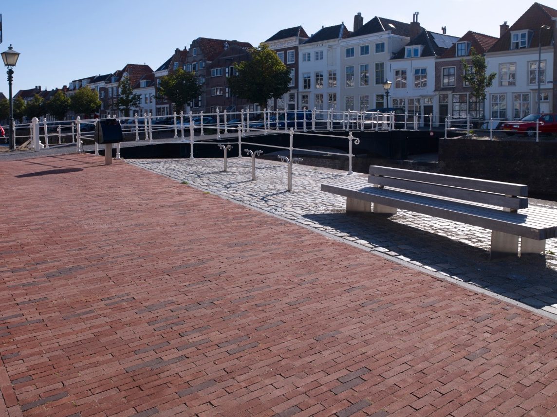 Herinrichting centrum, Middelburg | Straatbakstenen: Middelburgmix WF | Aannemer: Aannemersbedrijf J.M.B., Oudenbosch JD Infra, Meliskerke | Architect en opdrachtgever: Gemeente Middelburg