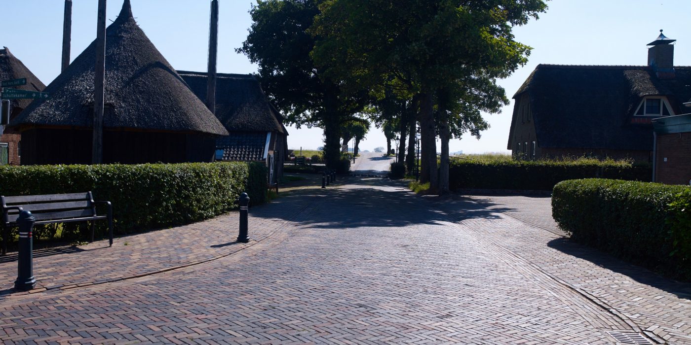 Herbestrating historisch kerkplein, Zalk | Straatbakstenen: Zalkermix | Architect: Joukje Bos-Eikelboom, Buro Hoflaan, Vorchten | Aannemer: Peter Bos | Opdrachtgever: Gemeente Kampen