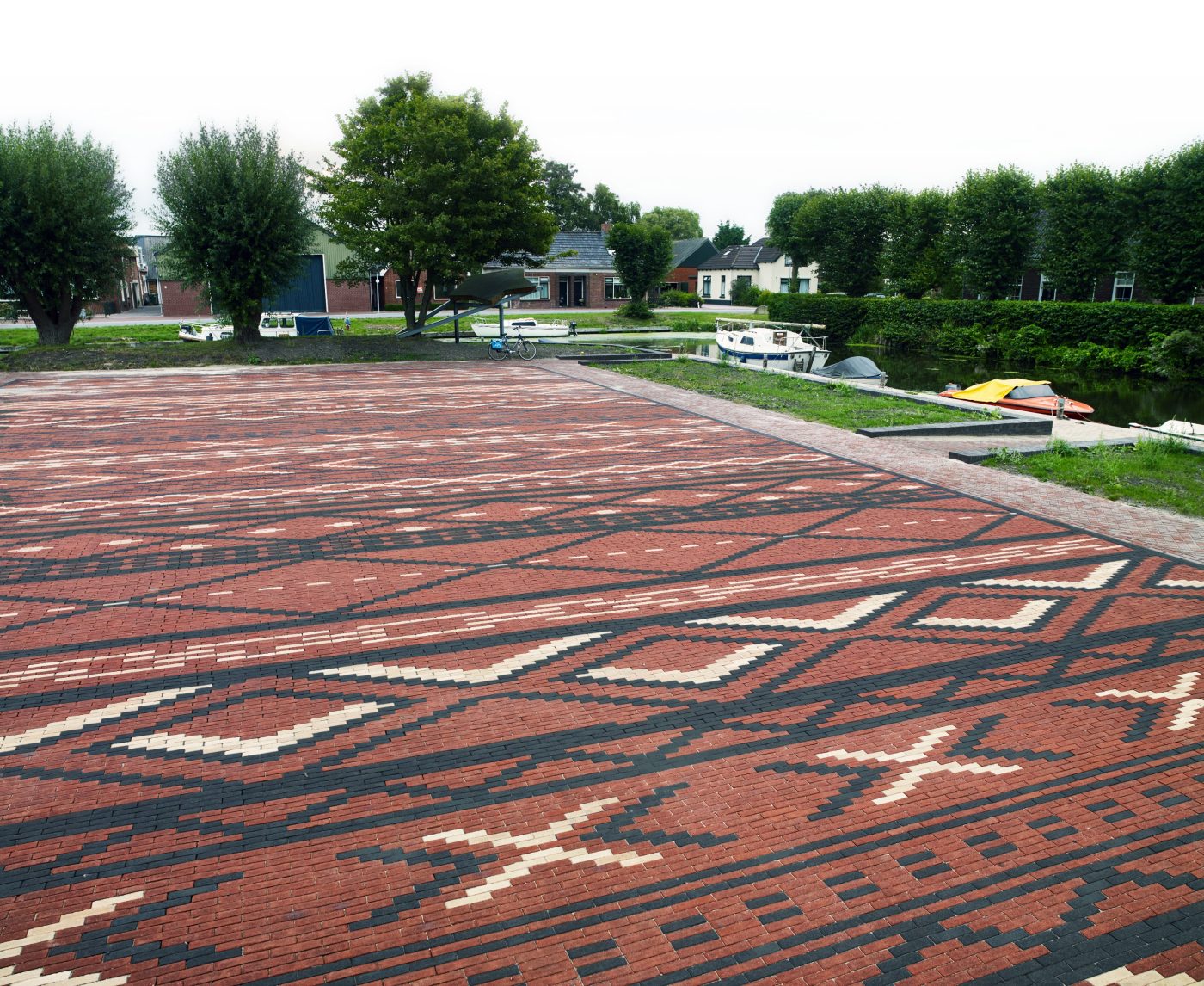 Maritiem Mozaïek | Havengebied, Stedum | Straatbakstenen: Paviona, Nero en Siena WF (tapijt), Padova KK80 (rijbaan) en Padova DF (looppad) | Architect: MD Landschapsarchitecten, Haren | Opdrachtgever: Gemeente Loppersum | Aannemer: Elzinga, Uithuizermeeden | Realisatie: 2018