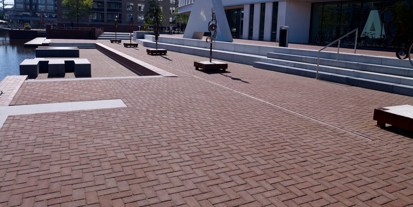 Herinrichting Gemeentehuis, Almelo | Straatbakstenen: Padova DF, Nero DF en Bruno KK | Architect en opdrachtgever: Gemeente Almelo