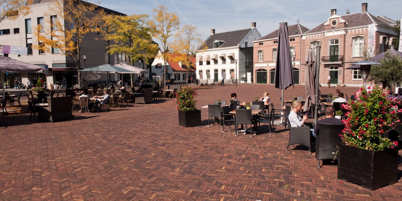 Renovatie straat centrum, Geldrop. Straatbakstenen mix: Bruno, Gala, Rose en Zonnebloem WS WF.