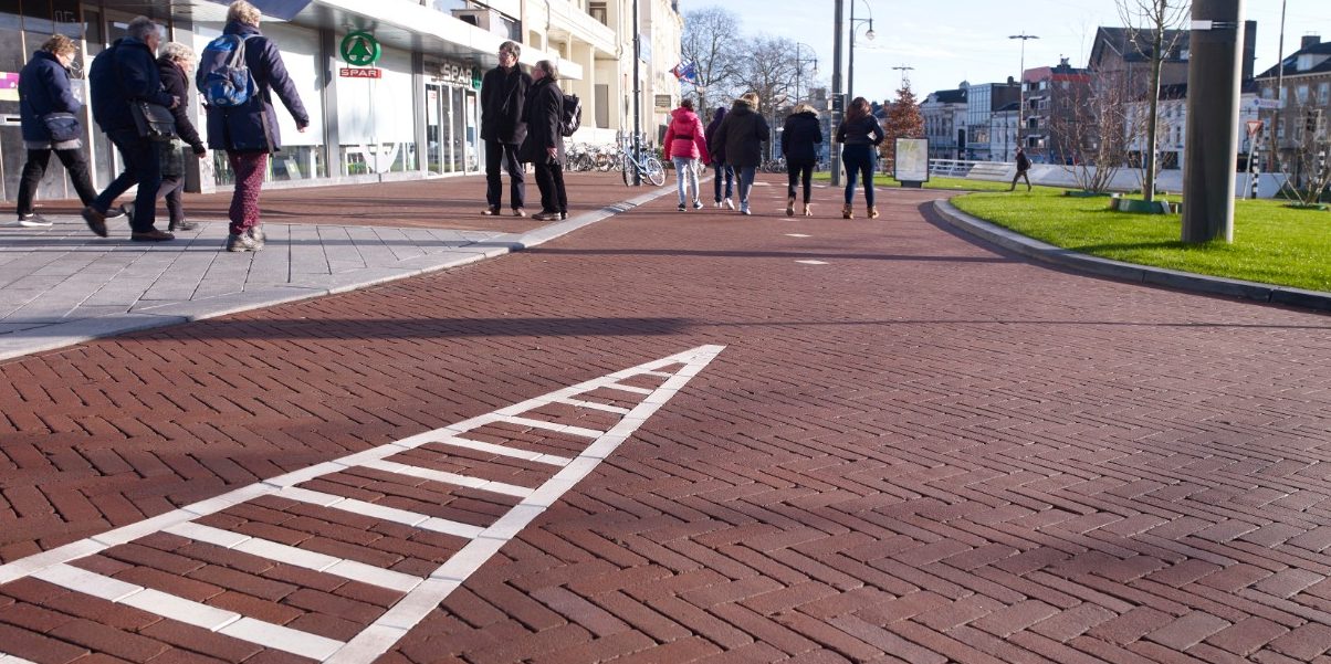 Herontikkeling | Arnhem Centraal | Straatbakstenen: Paviona en Argenti DF | Architect en opdrachtgever: Gemeente Arnhem | Aannemer: Roelofs Groep, Den Ham | Jaar van realisatie: 2015