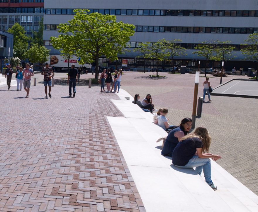 De woonkamer van de universiteit | VU Campus, Amsterdam | Straatbakstenen: Gala WS DF en Gala noppenstenen | Architect: Karres + Brands landschapsarchitecten BV, Hilversum | Opdrachtgever: Gemeente Amsterdam en de Vrije Universiteit Amsterdam | Aannemer: Schadenberg Infra BV, Hem