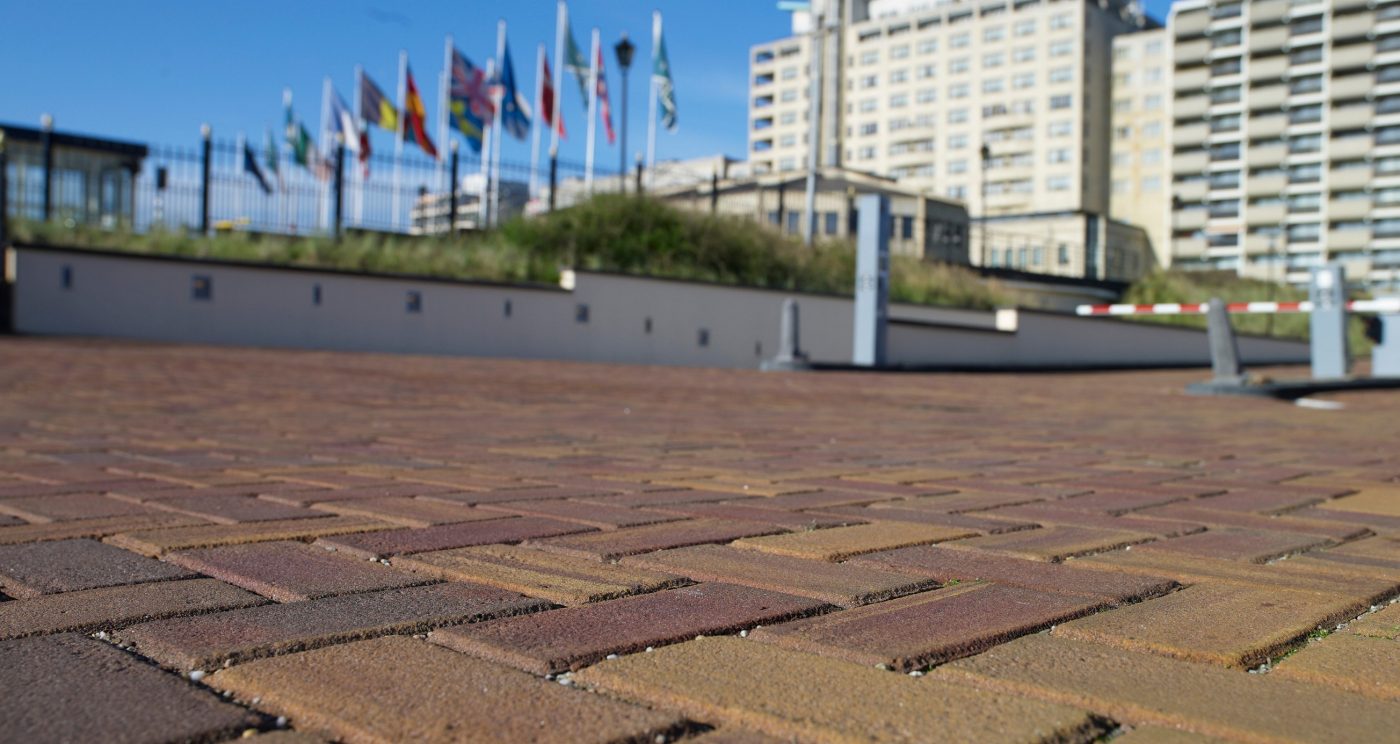 Renovatie straat, Huis ter Duin, Noordwijk aan Zee. Straatbakstenen: Auraton KK70.