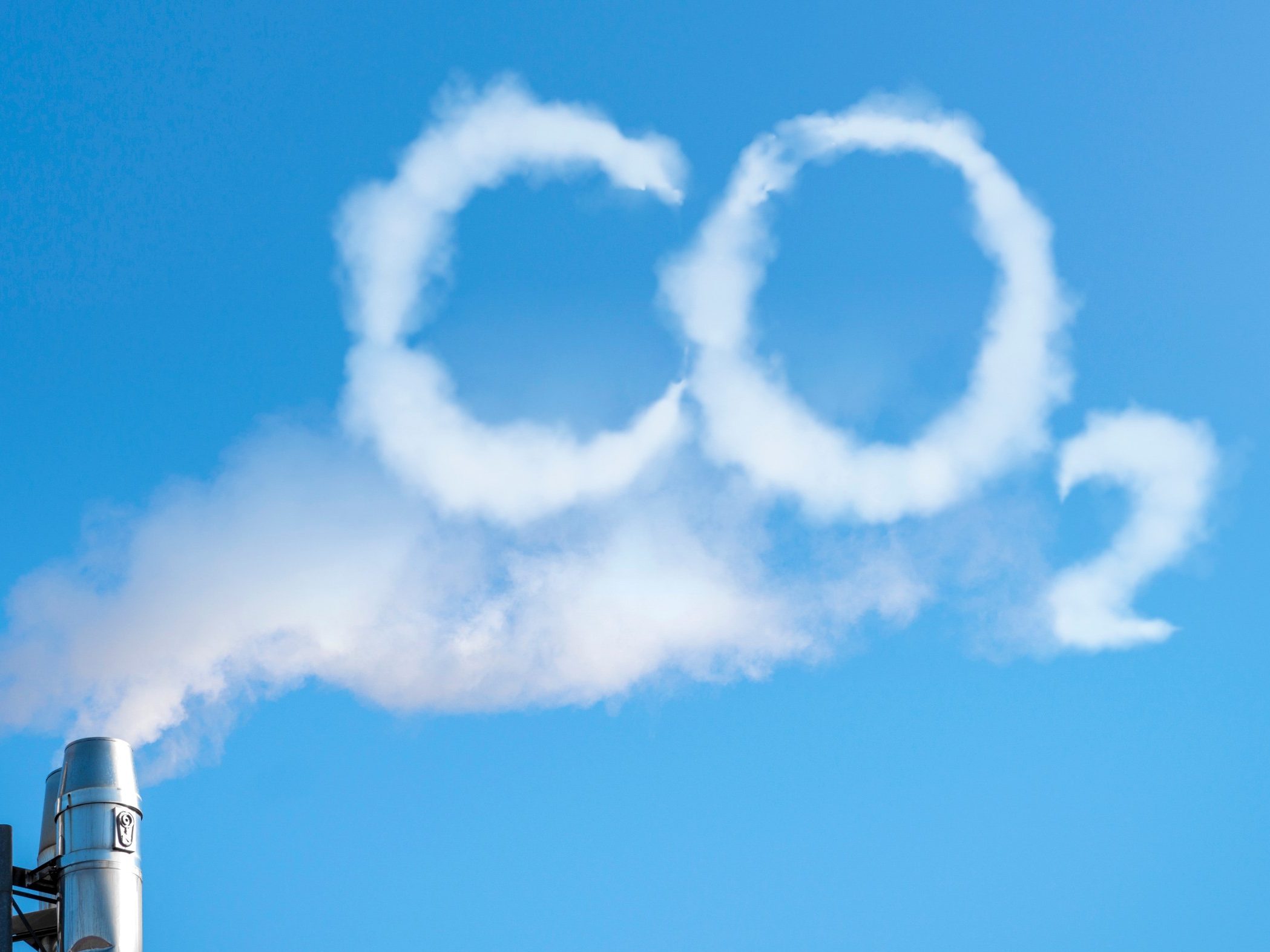 Rook van een schoorsteen met CO2 in de lucht