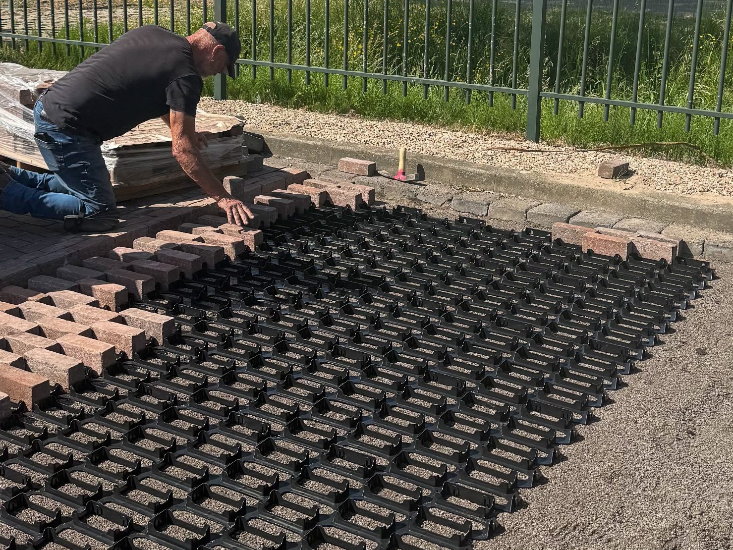 Installatie foto's van de HydroGrid in straatstenen