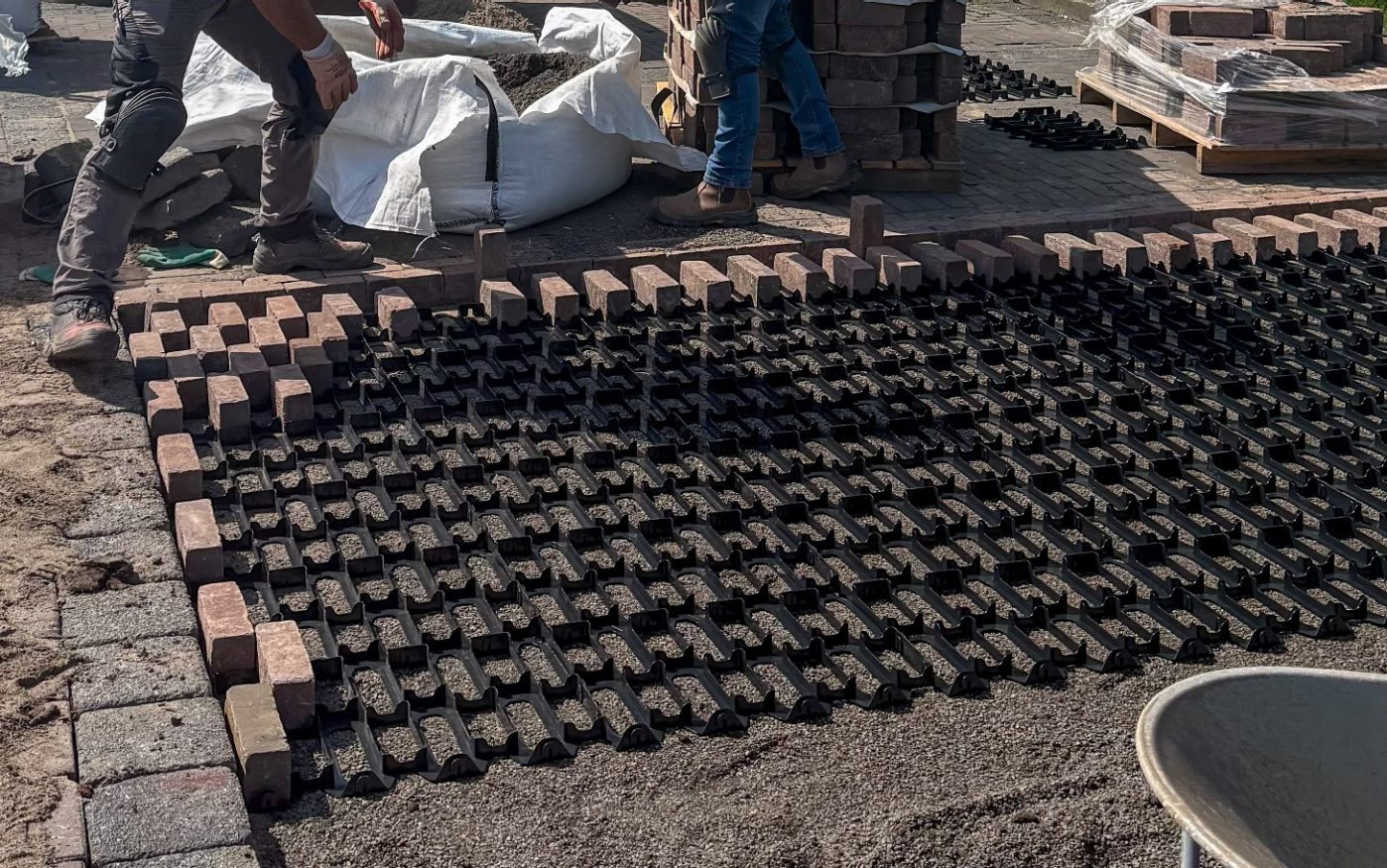 Installatie foto's van de HydroGrid in straatstenen