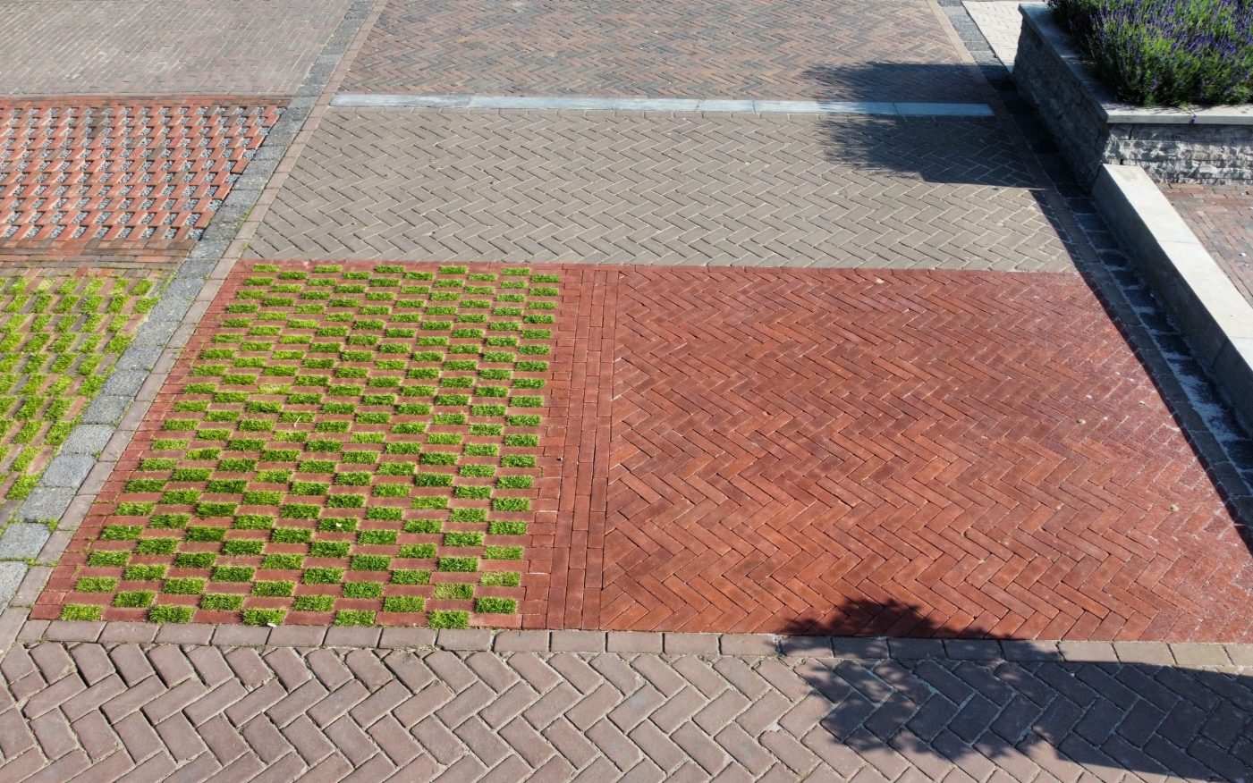 Installatie foto's van de HydroGrid in straatstenen