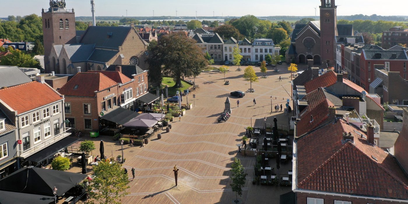 Herinrichting markt en havenkades, Zevenbergen | Straatbakstenen: Auraton WF - Auraton DF - Bruno WF - Bruno DF - Bruno KK80