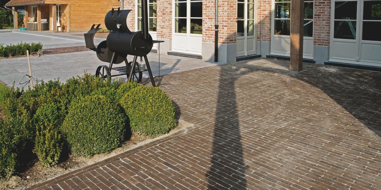 Wienerberger: referentie kleiklinkers: Authentica Retro Havanna WF, Papaleugoed 2a, 9830 Sint-Martens-Latem (tuinarchitect: Bert Van Weehage, Kruishoutem, tuinaannemer Philippe Dejonghe)