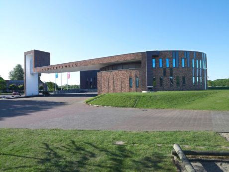 Nieuwbouw gemeentehuis | Dalfsen. Architectenbureau: I’M architecten, Deventer. Terca gevelbakstenen: Mix van Akelei, Oleander (project specifiek) en Pioenroos HV WF handvorm waalformaat - Wienerberger Erlecom.