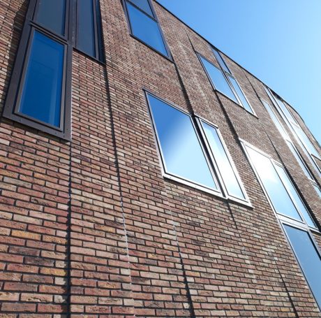 Nieuwbouw gemeentehuis | Dalfsen. Architectenbureau: I’M architecten, Deventer. Terca gevelbakstenen: Mix van Akelei, Oleander (project specifiek) en Pioenroos HV WF handvorm waalformaat - Wienerberger Erlecom.